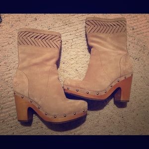 UGG zip up bootie